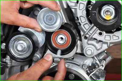 Как заменить ремень генератора автомобиля Лада Ларгус двигатель K4M