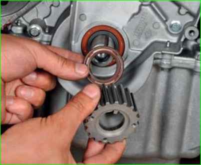 Cómo reemplazar los sellos de aceite del cigüeñal para el motor K7M
