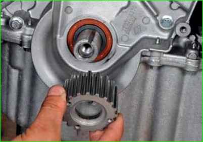 Cómo reemplazar los sellos de aceite del cigüeñal para el motor K7M