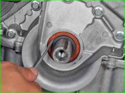 Cómo reemplazar los sellos de aceite del cigüeñal para el motor K7M