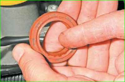 Cómo reemplazar los sellos de aceite del cigüeñal para el motor K7M