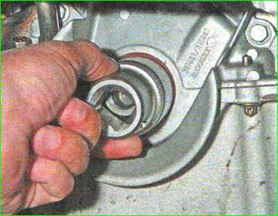 Cómo reemplazar los sellos de aceite del cigüeñal para el motor K7M