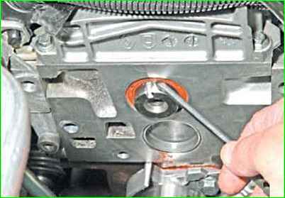 Cómo reemplazar el sello de aceite del árbol de levas para el motor K7M