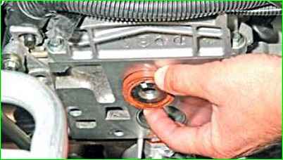 Cómo reemplazar el sello de aceite del árbol de levas para el motor K7M