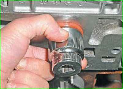 Cómo reemplazar el sello de aceite del árbol de levas para el motor K7M