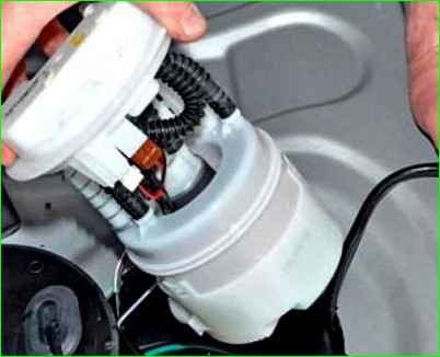 Как снять и отремонтировать модуль топливного насоса Лада Ларгус