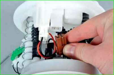 Как снять и отремонтировать модуль топливного насоса Лада Ларгус