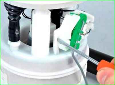 Как снять и отремонтировать модуль топливного насоса Лада Ларгус