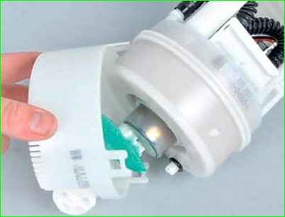 Как снять и отремонтировать модуль топливного насоса Лада Ларгус