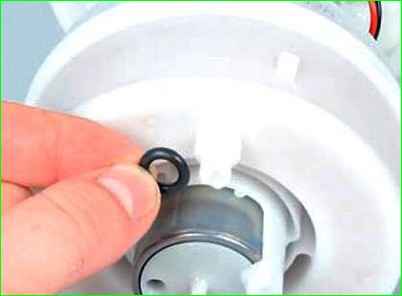 Как снять и отремонтировать модуль топливного насоса Лада Ларгус