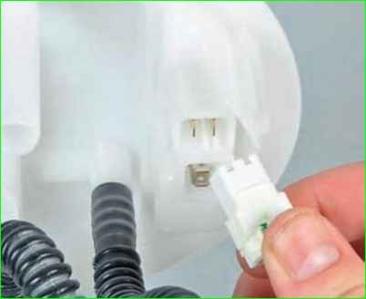 Как снять и отремонтировать модуль топливного насоса Лада Ларгус