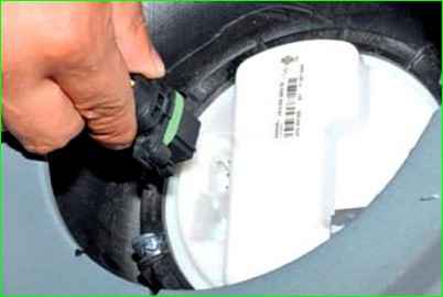 Как снять и отремонтировать модуль топливного насоса Лада Ларгус