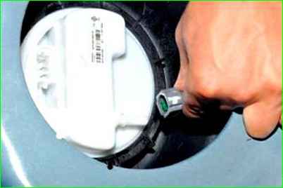 Как снять и отремонтировать модуль топливного насоса Лада Ларгус