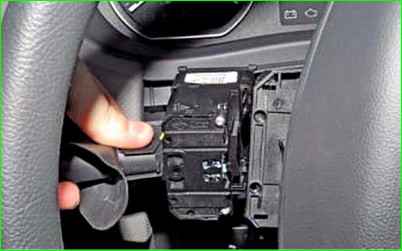 How to remove the Lada Largus steering column switch