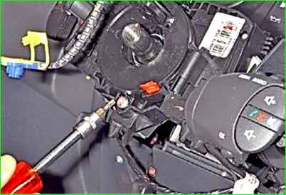 How to remove the Lada Largus steering column switch