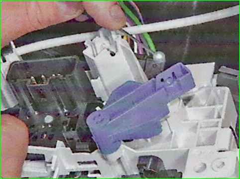 Removing the heating and air conditioning control unit of the Lada Largus