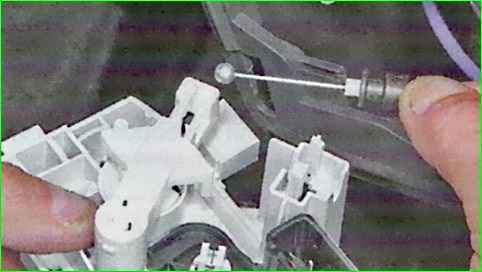 Removing the heating and air conditioning control unit of the Lada Largus