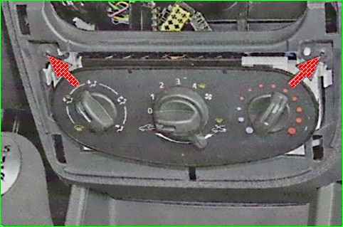 Removing the heating and air conditioning control unit of the Lada Largus