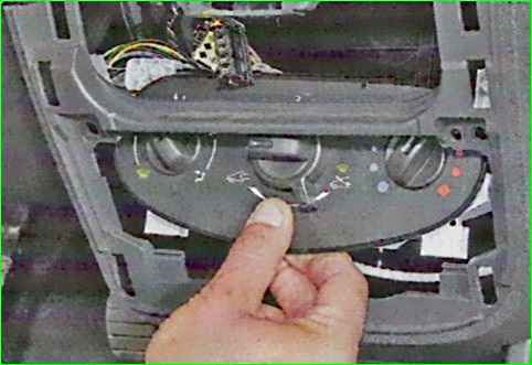 Removing the heating and air conditioning control unit of the Lada Largus