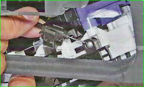 Removing the heating and air conditioning control unit of the Lada Largus