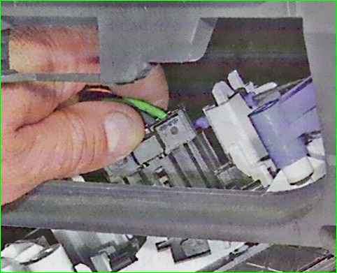 Removing the heating and air conditioning control unit of the Lada Largus