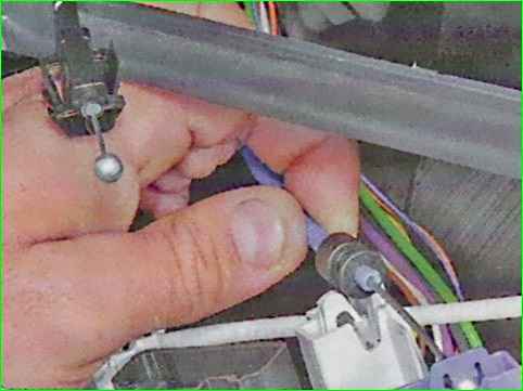 Removing the heating and air conditioning control unit of the Lada Largus