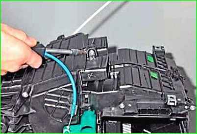 Снятие и установка испарителя кондиционера автомобиля Лада Ларгус