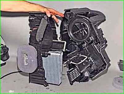 Снятие и установка испарителя кондиционера автомобиля Лада Ларгус