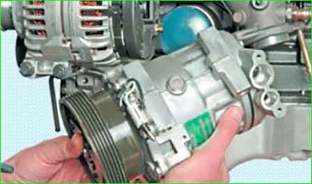 How to remove the air conditioning compressor of a Lada Largus car