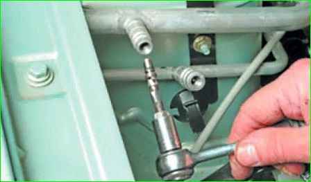 How to remove the air conditioning compressor of a Lada Largus car