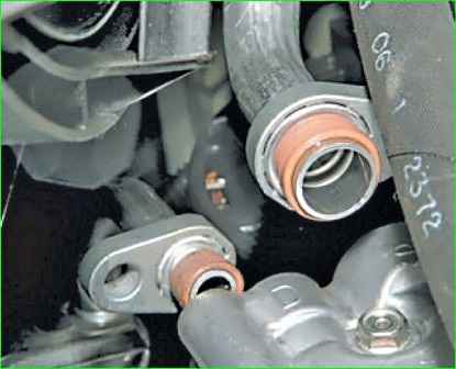 How to remove the air conditioning compressor of a Lada Largus car