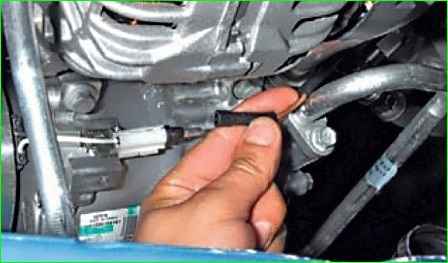 How to remove the air conditioning compressor of a Lada Largus car