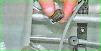 Стравливание и заправка хладагентом систему кондиционирования автомобиля Лада Ларгус