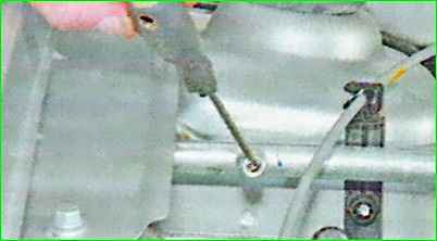 Стравливание и заправка хладагентом систему кондиционирования автомобиля Лада Ларгус