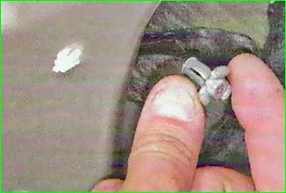 Снятие и установка стеклоочистителя окна двери задка