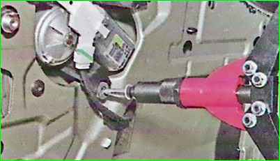 Снятие и установка стеклоочистителя окна двери задка