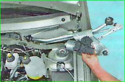 Снятие и установка трапеции стеклоочистителя