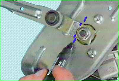 Снятие и установка моторедуктора стеклоочистителя ветрового окна