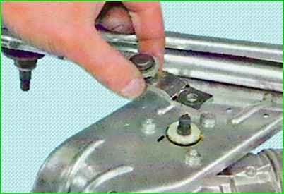 Снятие и установка моторедуктора стеклоочистителя ветрового окна