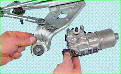 Снятие и установка моторедуктора стеклоочистителя ветрового окна