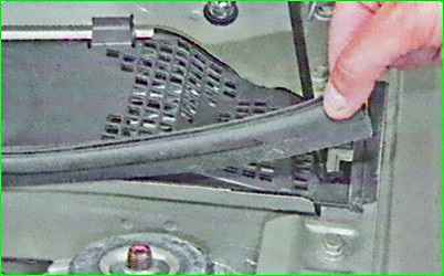 Снятие и установка трапеции стеклоочистителя