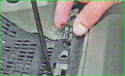 Снятие и установка трапеции стеклоочистителя