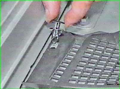 Снятие и установка трапеции стеклоочистителя