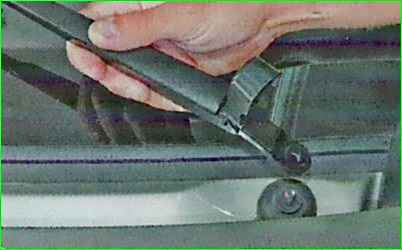 Снятие рычагов стеклоочистителя ветрового окна