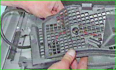 Снятие и установка трапеции стеклоочистителя