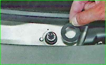 Снятие и установка трапеции стеклоочистителя