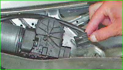 Снятие и установка трапеции стеклоочистителя