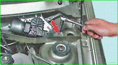 Снятие и установка трапеции стеклоочистителя