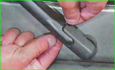 Снятие и установка рычага стеклоочистителя окна двери задка