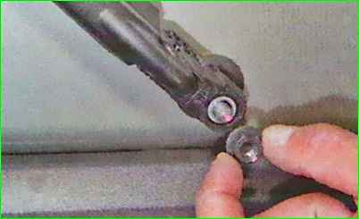 Снятие и установка рычага стеклоочистителя окна двери задка